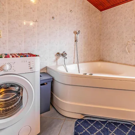 Apartment Lovely In With Wifi Pula